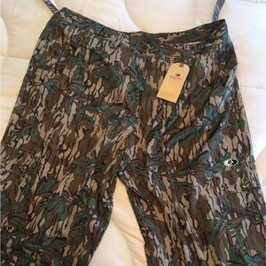 Men's size 3XL Mossy Oak lightweight pants.  NWT no pet, nonsmoking home.